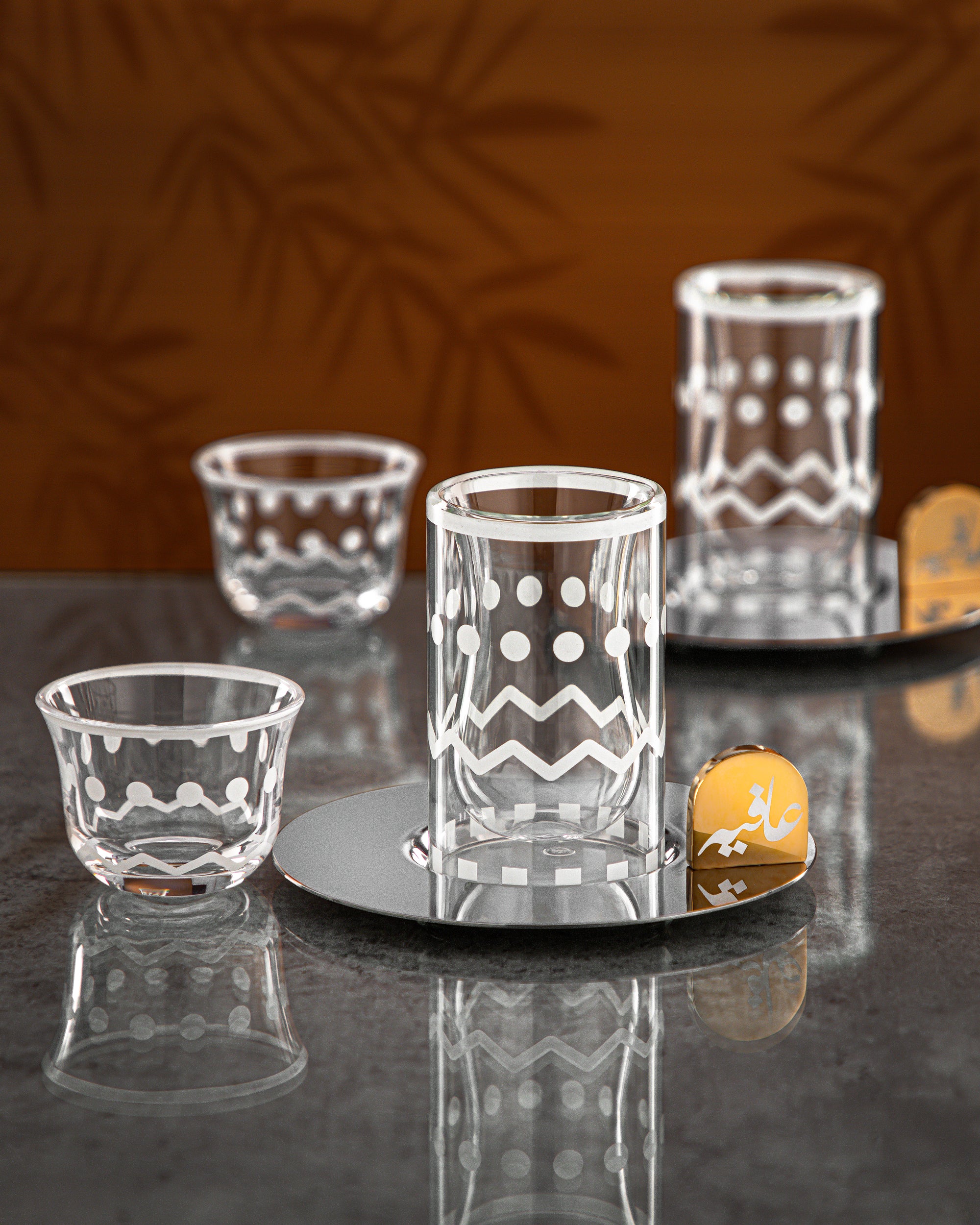 طقم شاي وقهوة المرجان 18 قطعة بزخارف فضية وذهبية