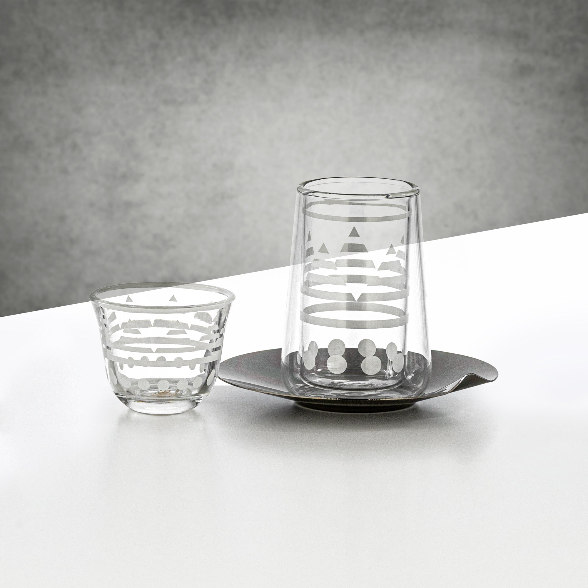 طقم أكواب الشاي والقهوة المرجان، ١٨ قطعة، شفاف بنقشة بيضاء وصحون تقديم سوداء اللون