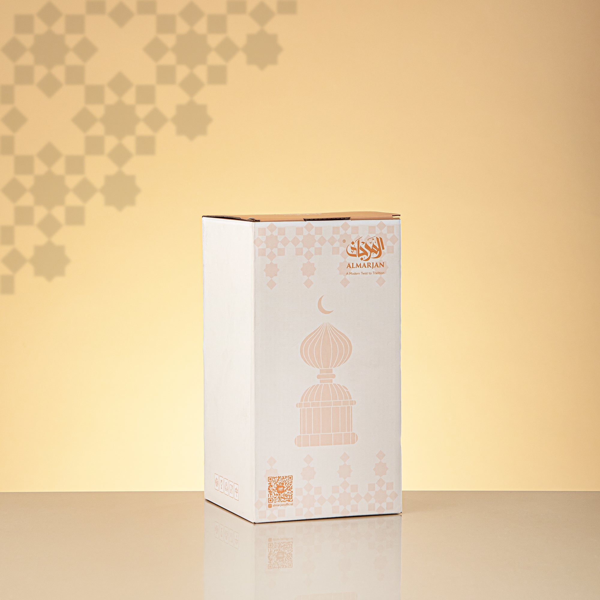 المرجان مئذنة زينة طاولة 22cm × 10cm عاجي مع هلال شفاف – Noor Al Layali