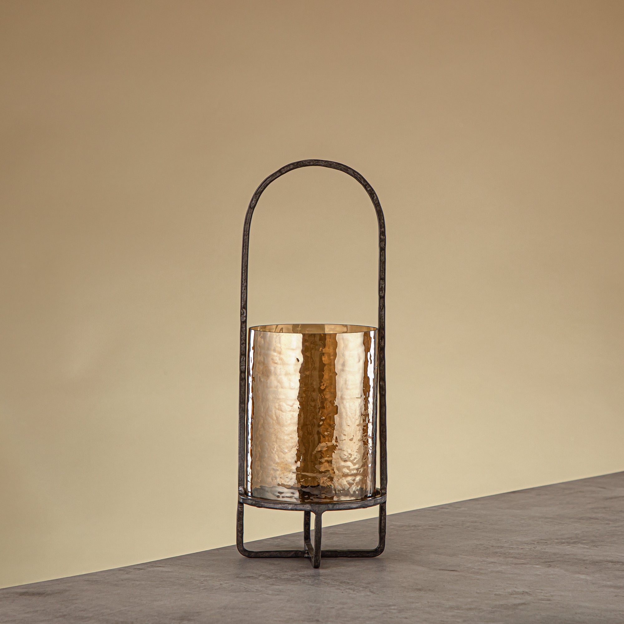 فانوس إعصار أمارجان مايلز نحاس مطروق زجاج بني 13.5x13.5x36 سم حامل فضي عتيق (GMT2960004)