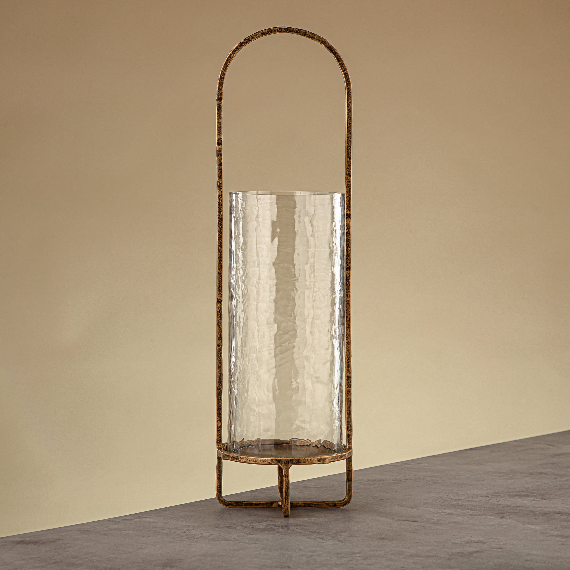 فانوس إعصار الميرجان مايلز زجاج شفاف مطروق 13.5x13.5x47 سم حامل ذهبي عتيق (GMT2960005)