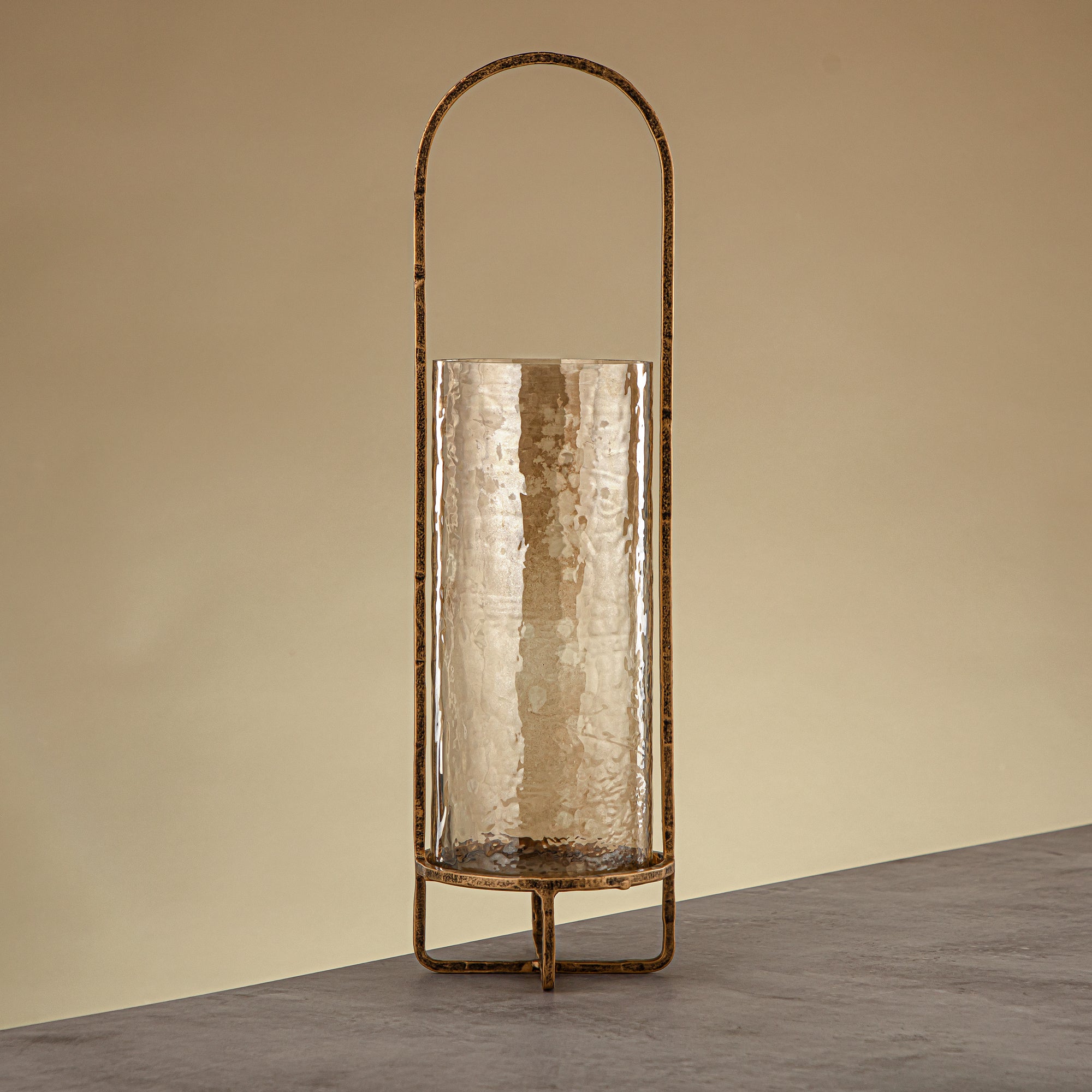 فانوس إعصار أمارجان مايلز نحاس مطروق زجاج بني 13.5x13.5x47 سم حامل ذهبي عتيق (GMT2960007)