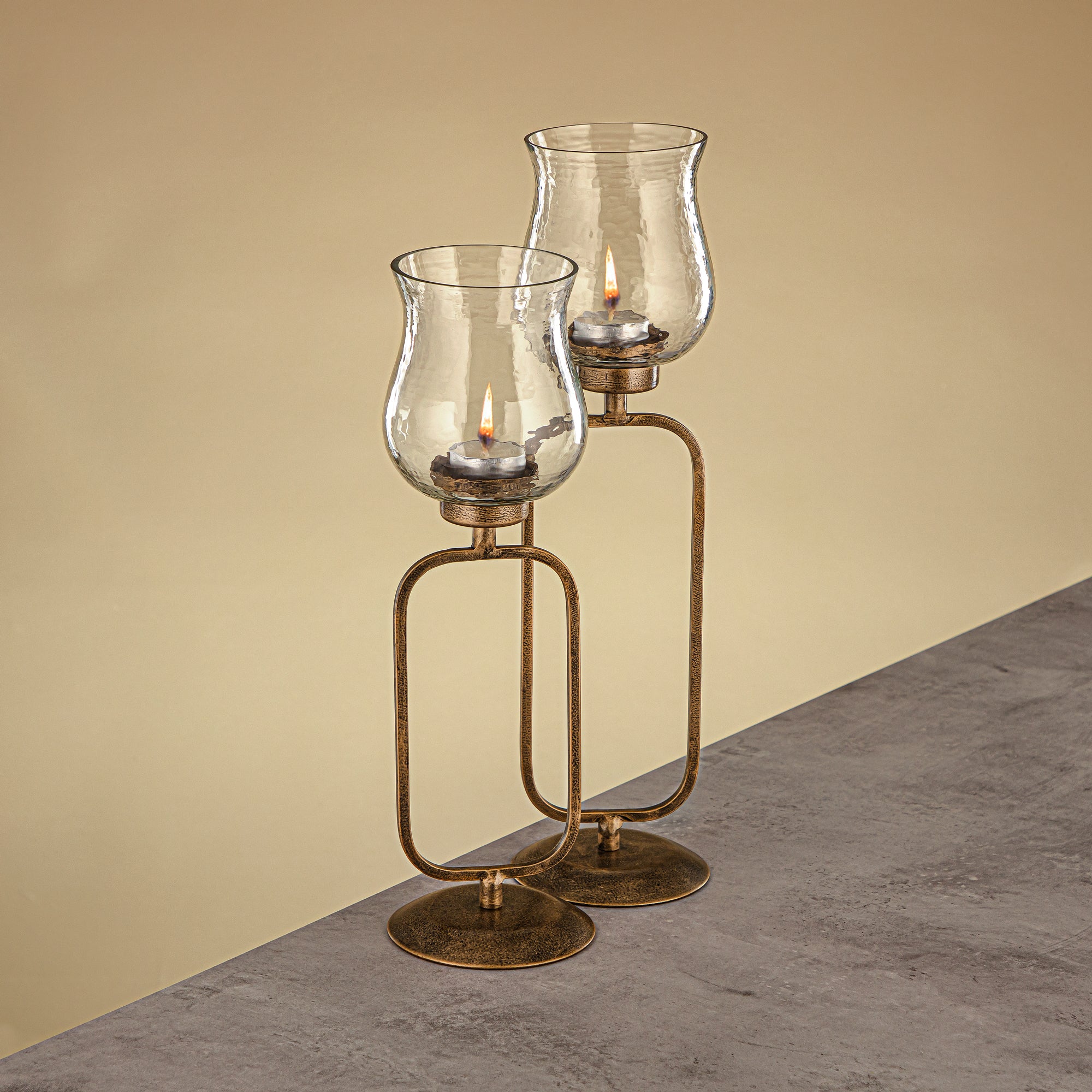 حامل شموع العنصر المرجان مطروق زجاج شفاف 11x11x36 سم حامل ذهبي عتيق (GMT2960011)