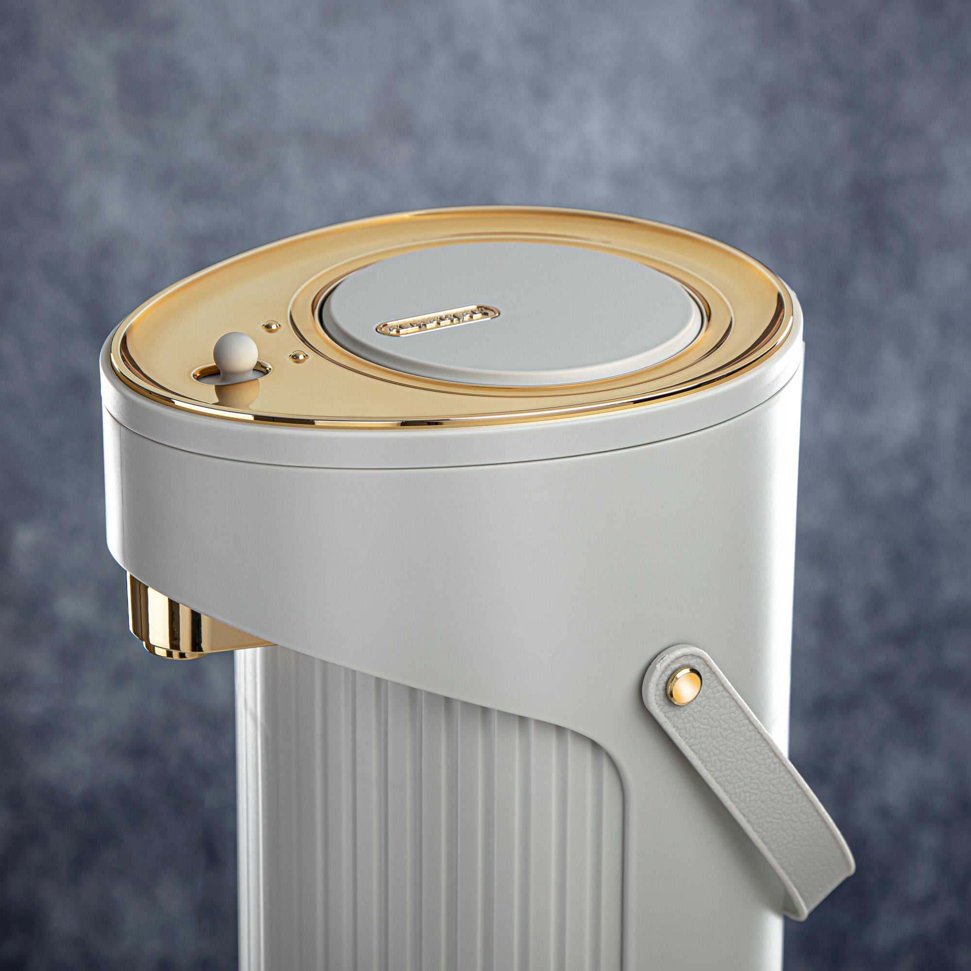 ترمس المرجان سعة 2.2 لتر مزود بمضخة. باللون الرمادي الفاتح والذهبي - SM-2417A-220 LG/G