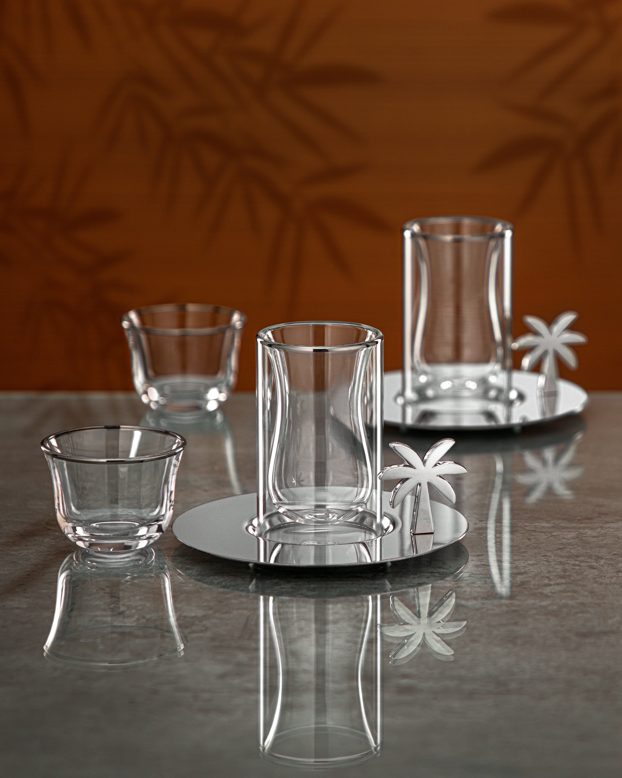 طقم شاي وقهوة المرجان، ١٨ قطعة، بحافة فضية