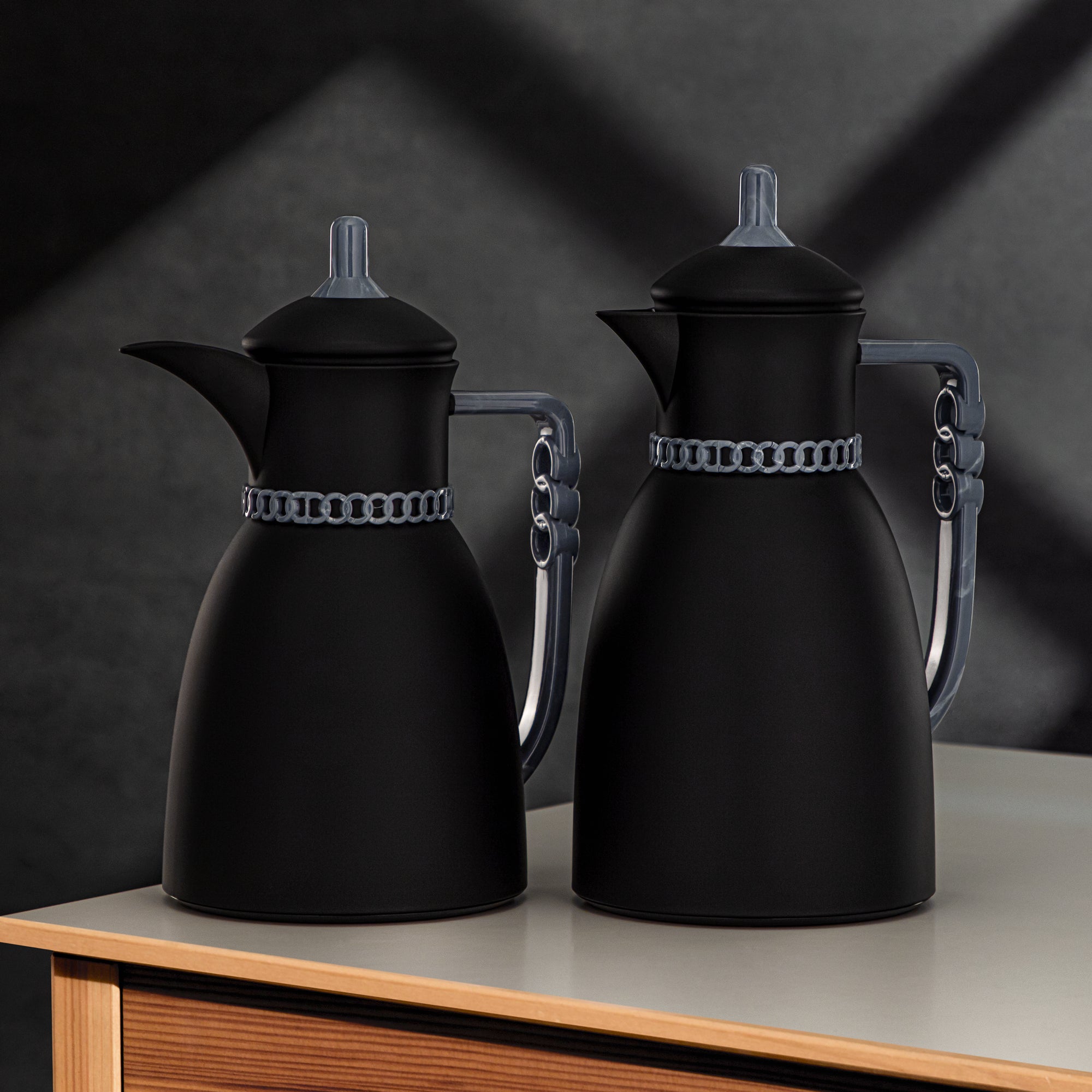 طقم ترامس المرجان 0.7 لتر و1 لتر بلمسة نهائية سوداء غير لامعة ورخامية رمادية