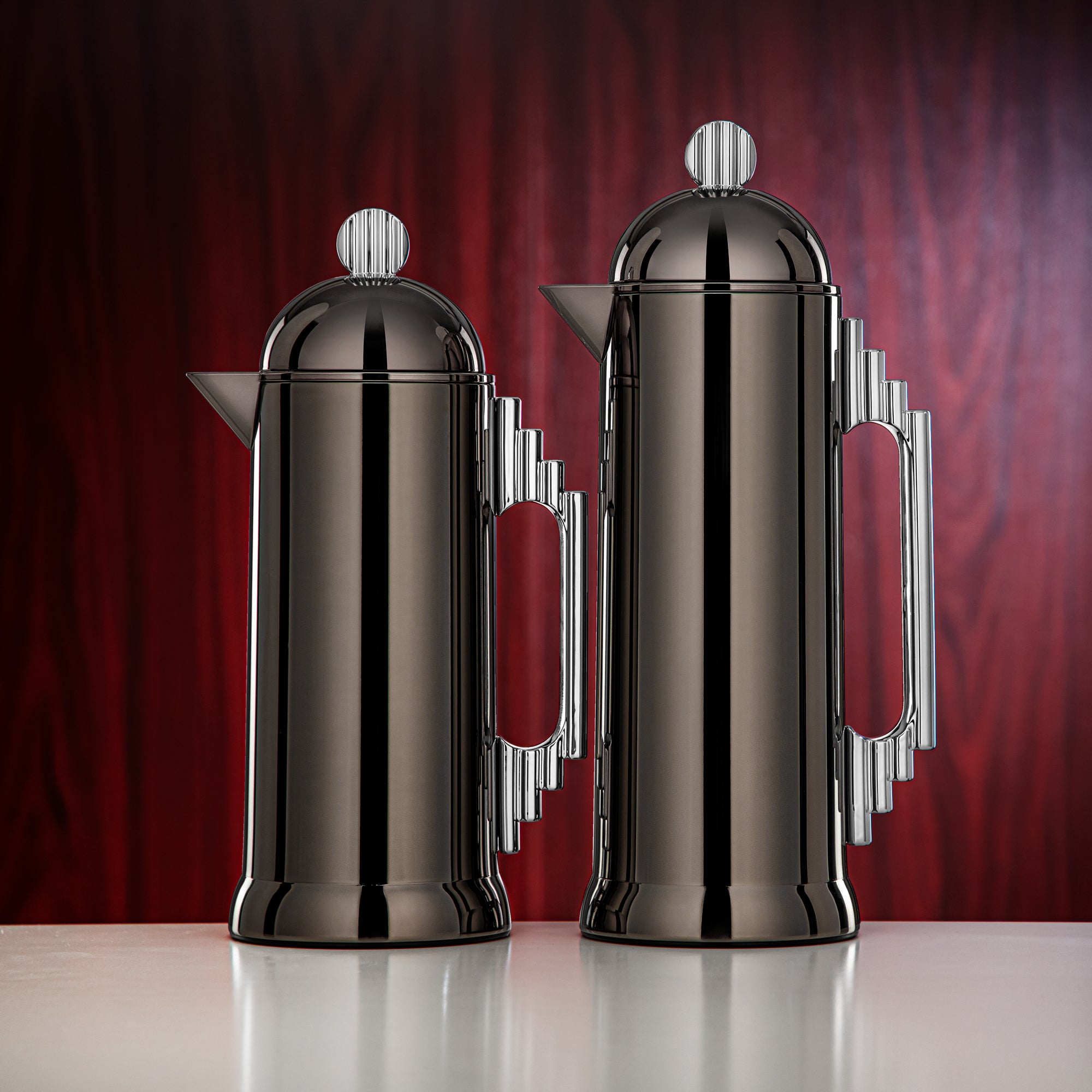 طقم ترامس المرجان 0.7 لتر و1 لتر باللون الأسود المعدني والفضي